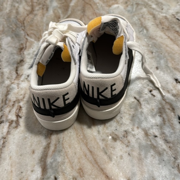 UNWORN BRAND NEW Funky NIKE SNEAKERS - Picture 2 of 7